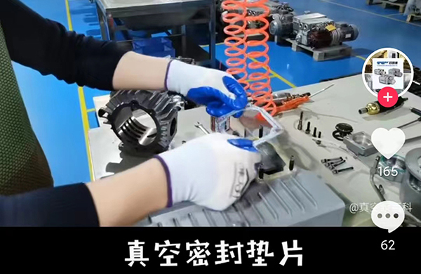 在這裏(li)，1分(fen)鐘內，爲妳展示一(yi)檯真空(kong)泵(beng)完整的組(zu)裝過程(cheng)